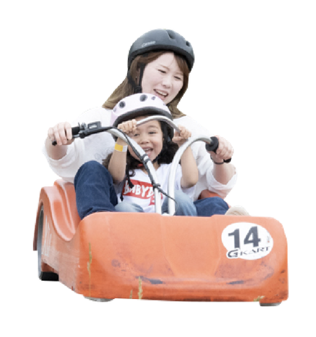 お子様と一緒にG-KARTに同乗する様子