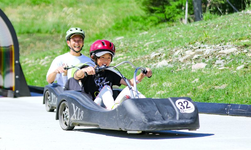 親子でG-KARTに同乗してコースを駆けおりる様子