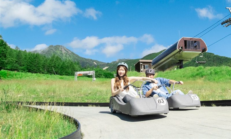 高原のコースを2台のG-KARTが並んで駆けおりる様子